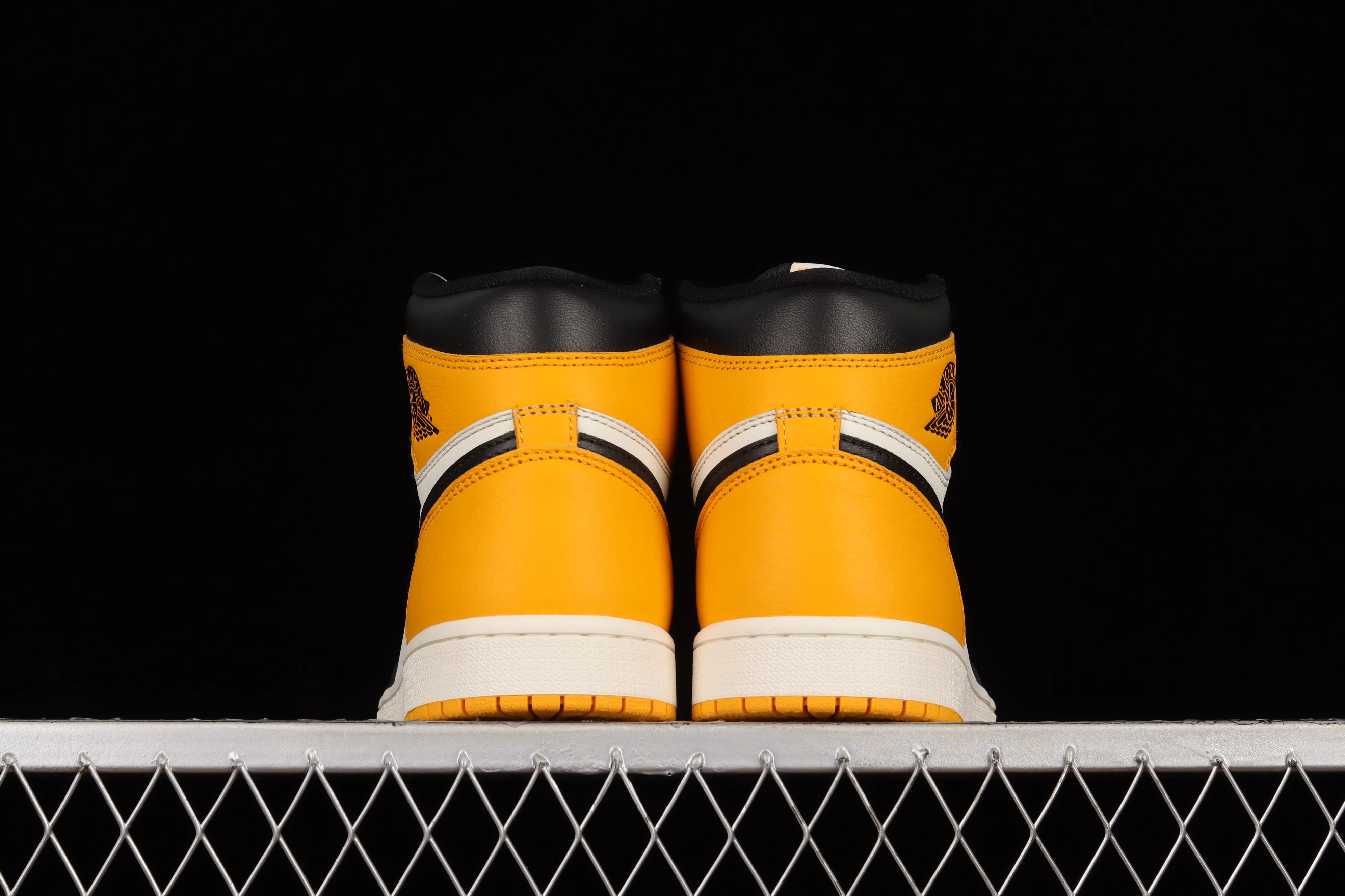 All categories Air Jordan Jordan series basketball shoes Air Jordan 1 High pure original version Air Jordan 1 Retro High OG AJ1 Joe 1 black and yellow toe 555088-711